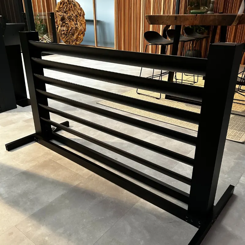 Freestanding Deponti Louvres panel with black horizontal slats on a showroom floor