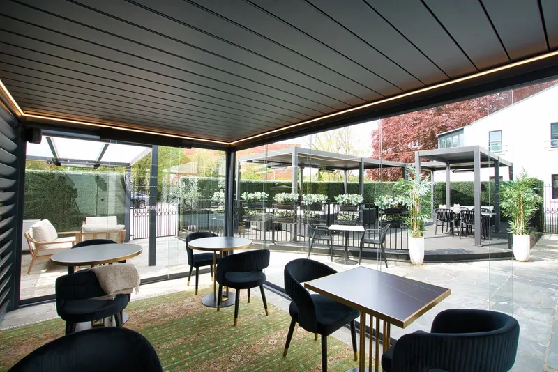 Deponti Pinela louvred pergola with LED lighting over restaurant tables and chairs