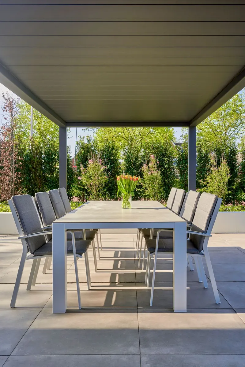 The same Deponti Pinela Deluxe with the roof panels closed over the dining table